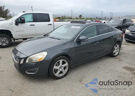 2013 Volvo S60 T5 z USA, uszkodzony, nr VIN YV1612FS1D1216915